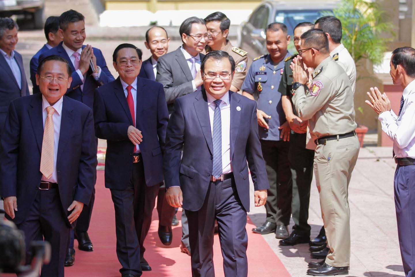 ខេត្តបាត់ដំបង៖ នារសៀលថ្ងៃព្រហស្បតិ៍ ទី២៦ ខែមីនា ឆ្នាំ២០២៦ ឯកឧត្តម ព្រួញ រិទ្ធថា ទីប្រឹក្សាឯកឧត្តមអភិសន្តិបណ្ឌិត ស សុខា និងជាប្រធានមន្ទីរសាធារណការ និងដឹកជញ្ជូនខេត្តបាត់ដំបង និងអនុប្រធានមន្ទីរ បានអញ្ជើញចូលរួមក្នុងពិធីប្រកាសចូលកាន់មុខតំណែង ប្រធានមន្ទីរធនធានទឹក និងឧតុនិយមខេត្តបាត់ដំបង ក្រោមអធិបតីភាពដ៏ខ្ពង់ខ្ពស់ ឯកឧត្តម ថោ ជេដ្ឋា រដ្ឋមន្ត្រីក្រសួងធនធានទឺក និងឧតុនិយម ដែលពិធីប្រារព្ធធ្វើនៅសាលប្រជុំ អគារE សាលាខេត្តបាត់ដំបង ។